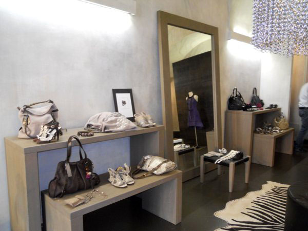 Colibrì SRLS - Allestimento boutique di abbigliamento a Roma con mobili in  legno